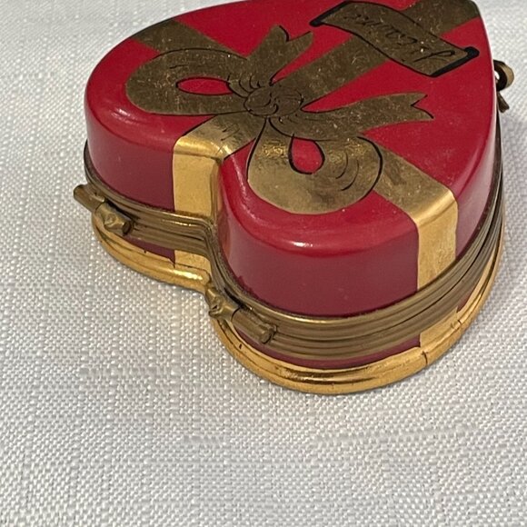 Limoges "box of chocolates" trinket box with 3 ceramic truffles, Valentine's Day - Picture 4 of 8